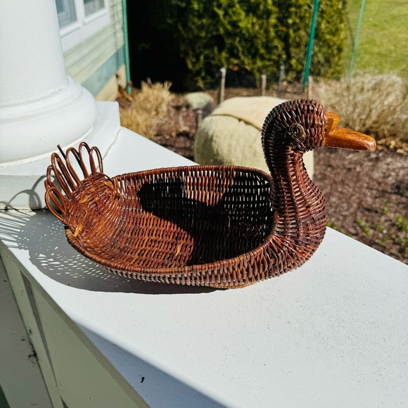 Vintage 70s Handmade Wicker Chestnut Brown Duck Basket Decorative Boho Cute Rare - Picture 1 of 7